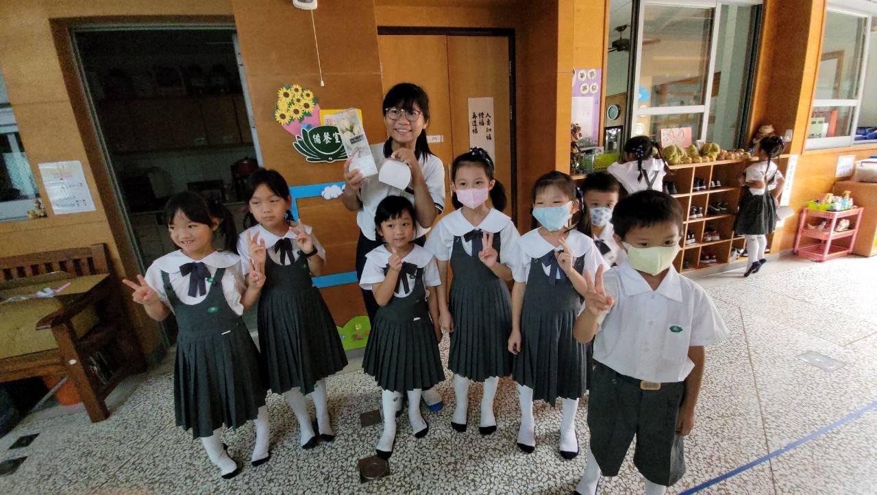 一年級孩子到幼兒園感恩老師,並獻上花與祝福