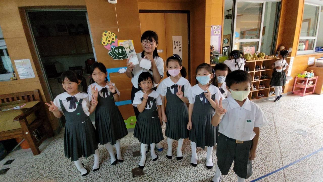 一年級孩子到幼兒園感恩老師，並獻上花與祝福