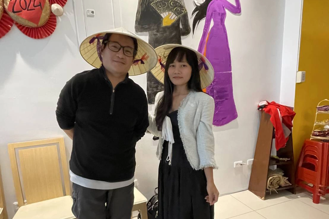 陪伴越南籍妻子小玉(右一)來一同參加課程的林先生(左一)體驗越南文化後直呼新奇有趣。