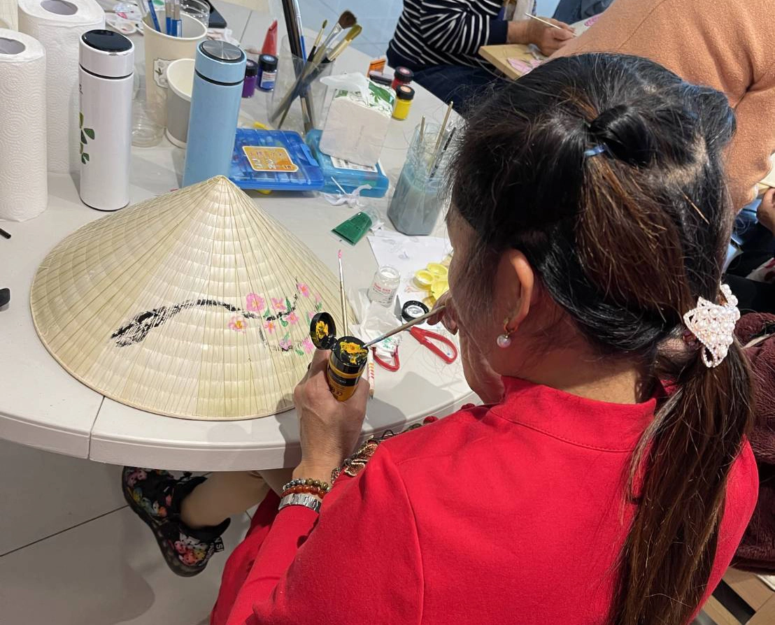 新住民學員正在為越南斗笠作畫，創造屬於自己獨一無二的風格。