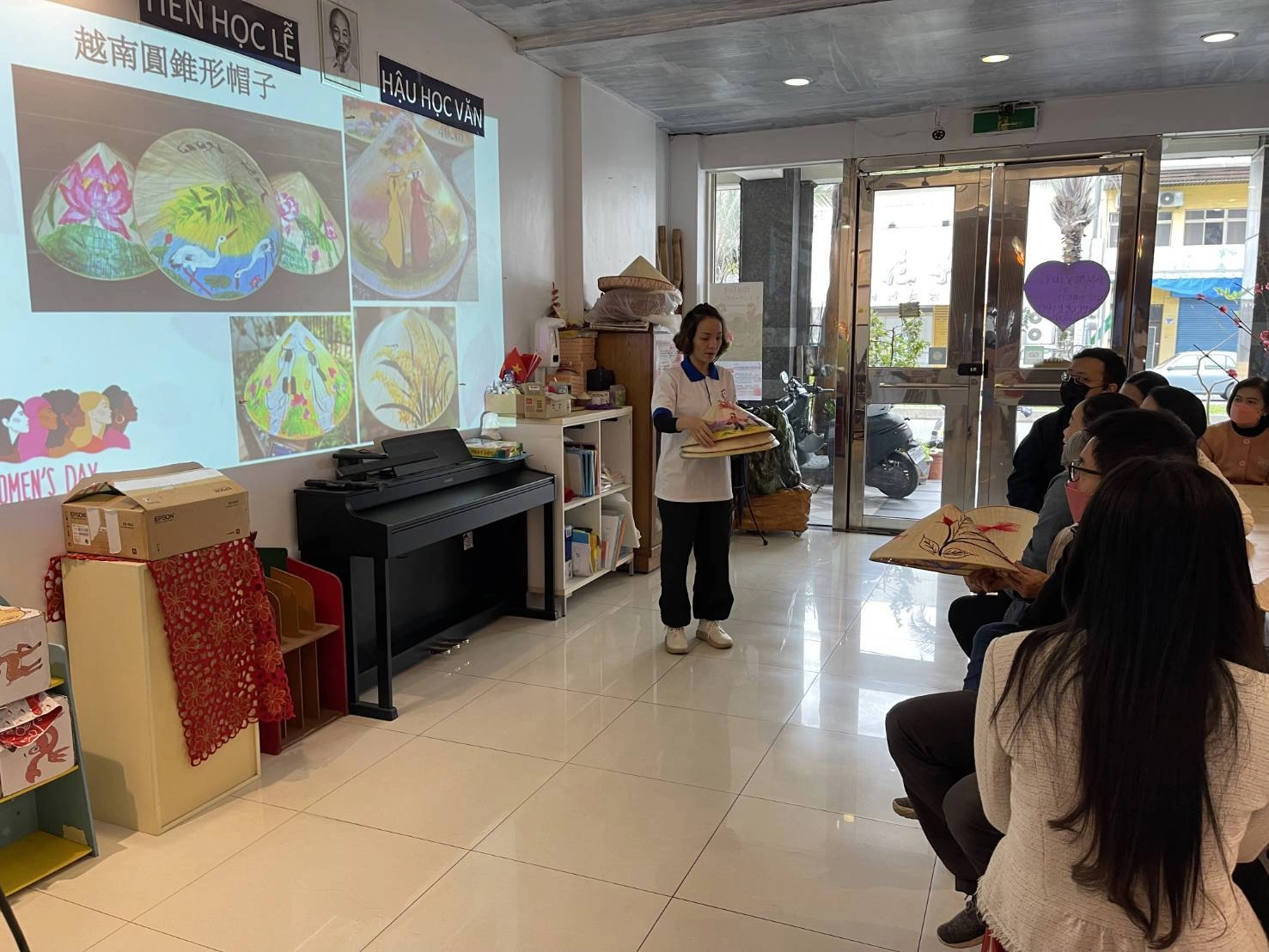 多元文化講師陶氏桂(站立者)為上課學員講解越南斗笠的起源傳說及如何彩繪一頂越南斗笠。
