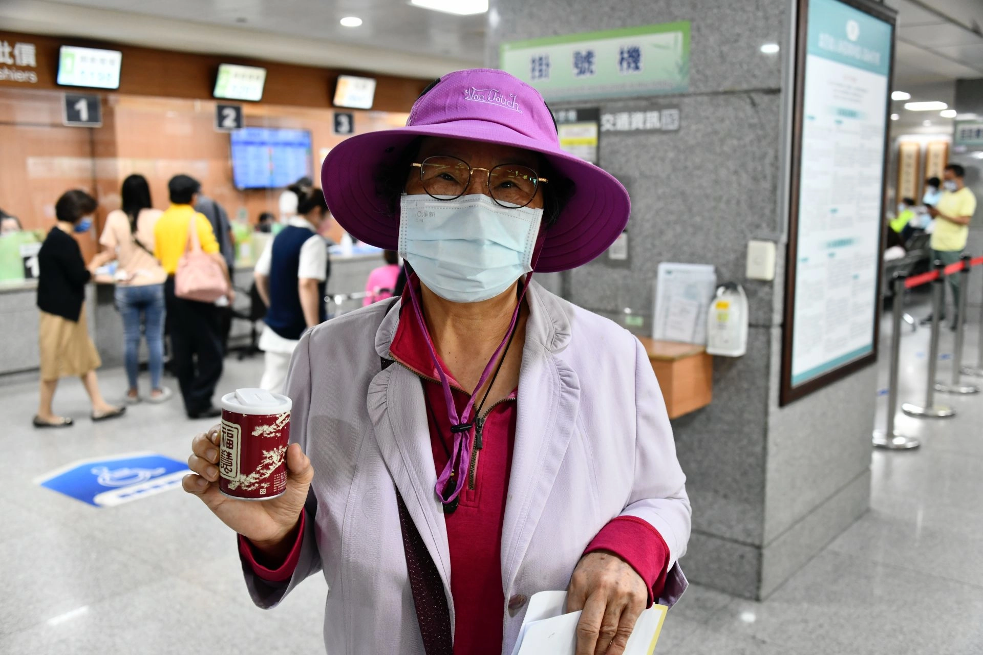 莊女士來院就醫時,看見大廳祈福活動,也發心一同投入