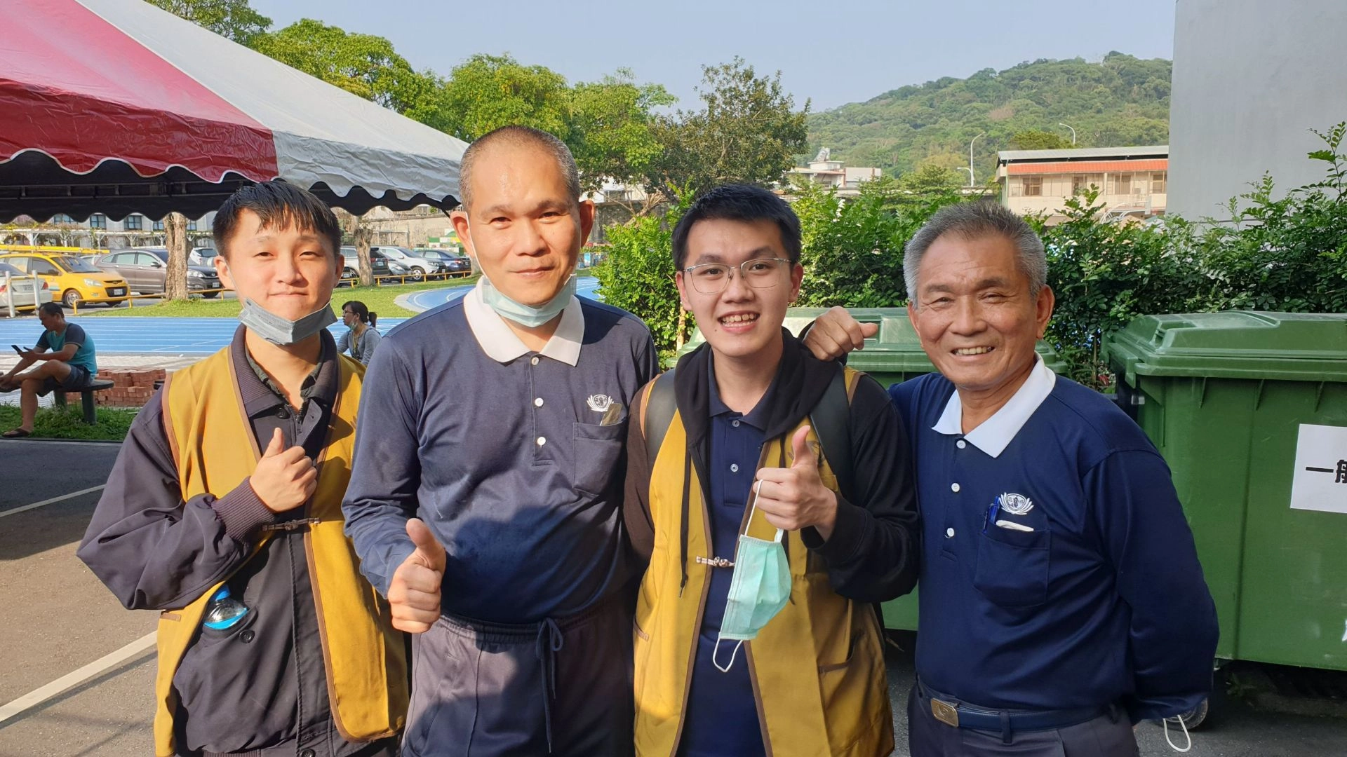 中午用餐時遇到慈濟志工邀約，陳盈竹和楊景湧便一起去參與志工服務