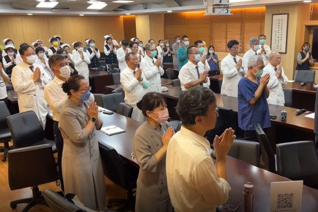 在頻繁的餘震中，林欣榮院長帶領與會同仁一起祈禱，祈求平安與祥和。