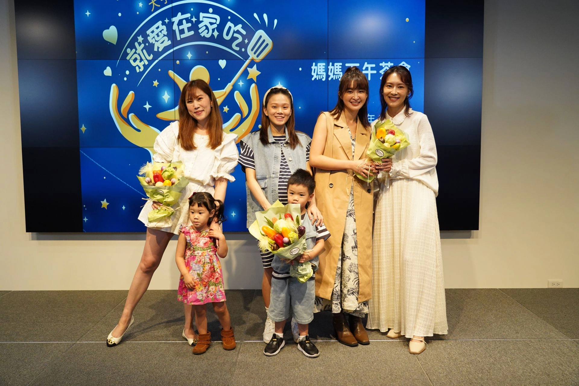 左起：兒童主持人佘珊珊、網紅媽媽陳彥婷跟兒子黃金、薛妞妞、陳瑋薇