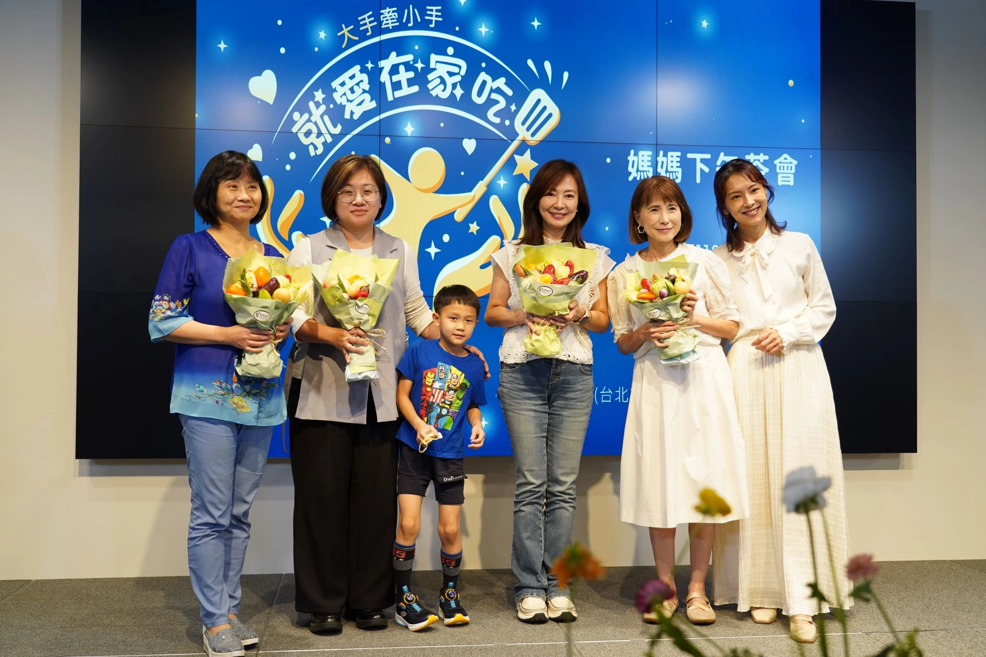 食育從家庭做起分享者(左至右)：董氏基金會食品營養中心主任許惠玉、立委陳培瑜、郭昱晴