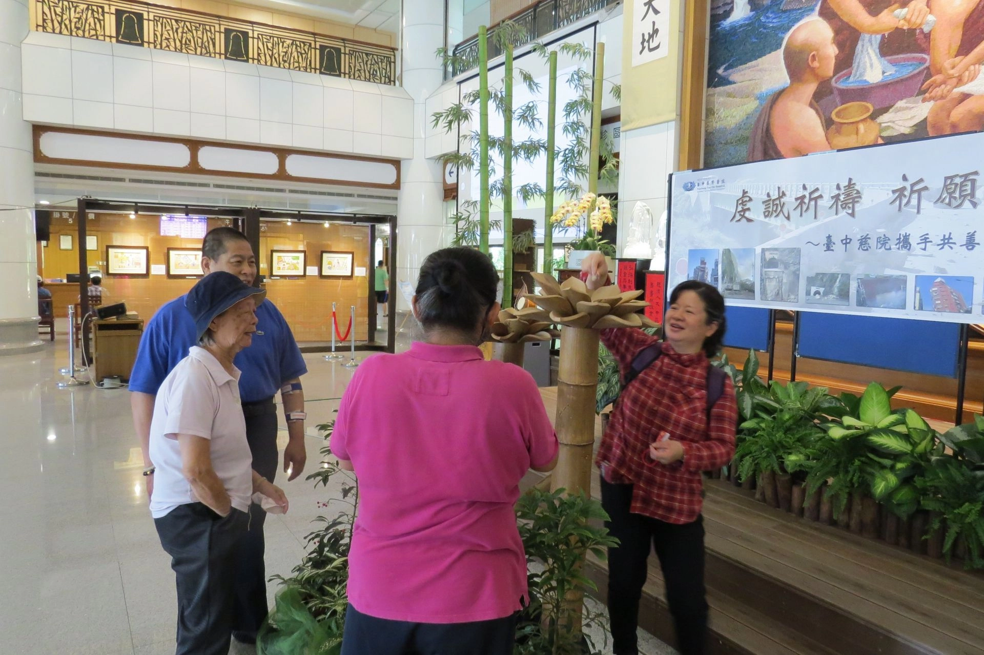 鄒王蘭清女士（左一）在0403地震中回想起921地震的不安，捐款表達對災區的關懷。