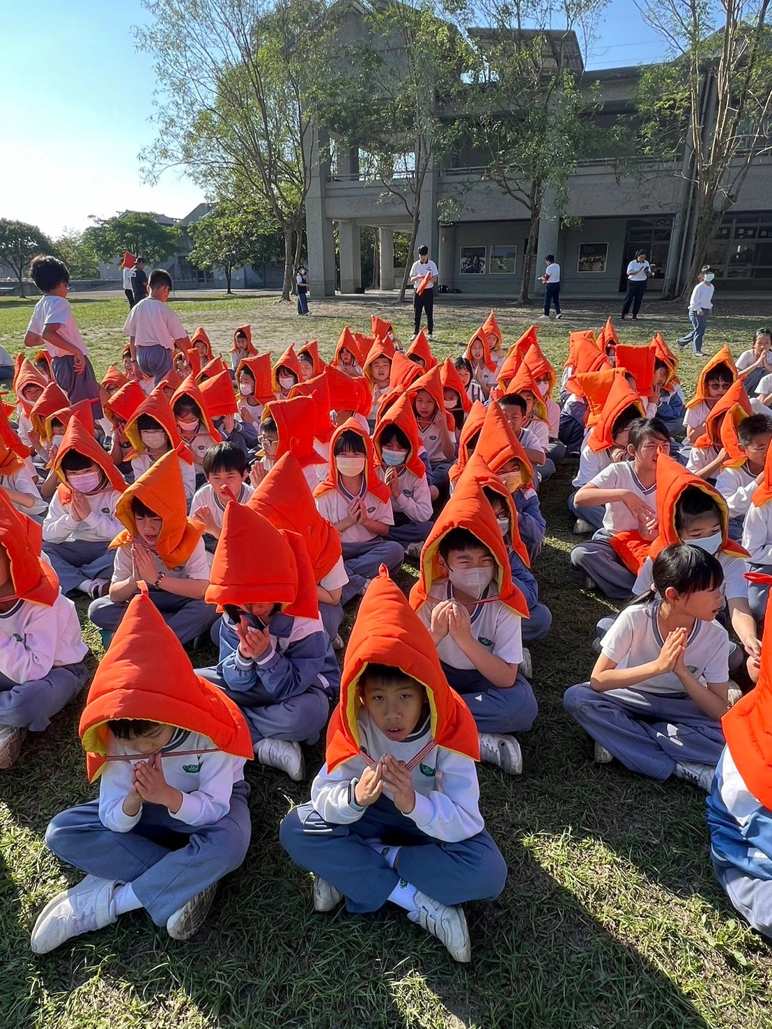 小學部師生虔誠祈禱，祈願一切平安