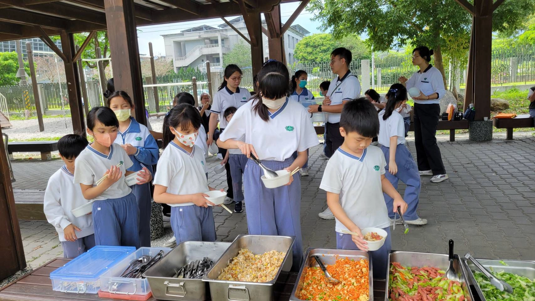 家長無法接回的學生，由妙膳廳提供午餐