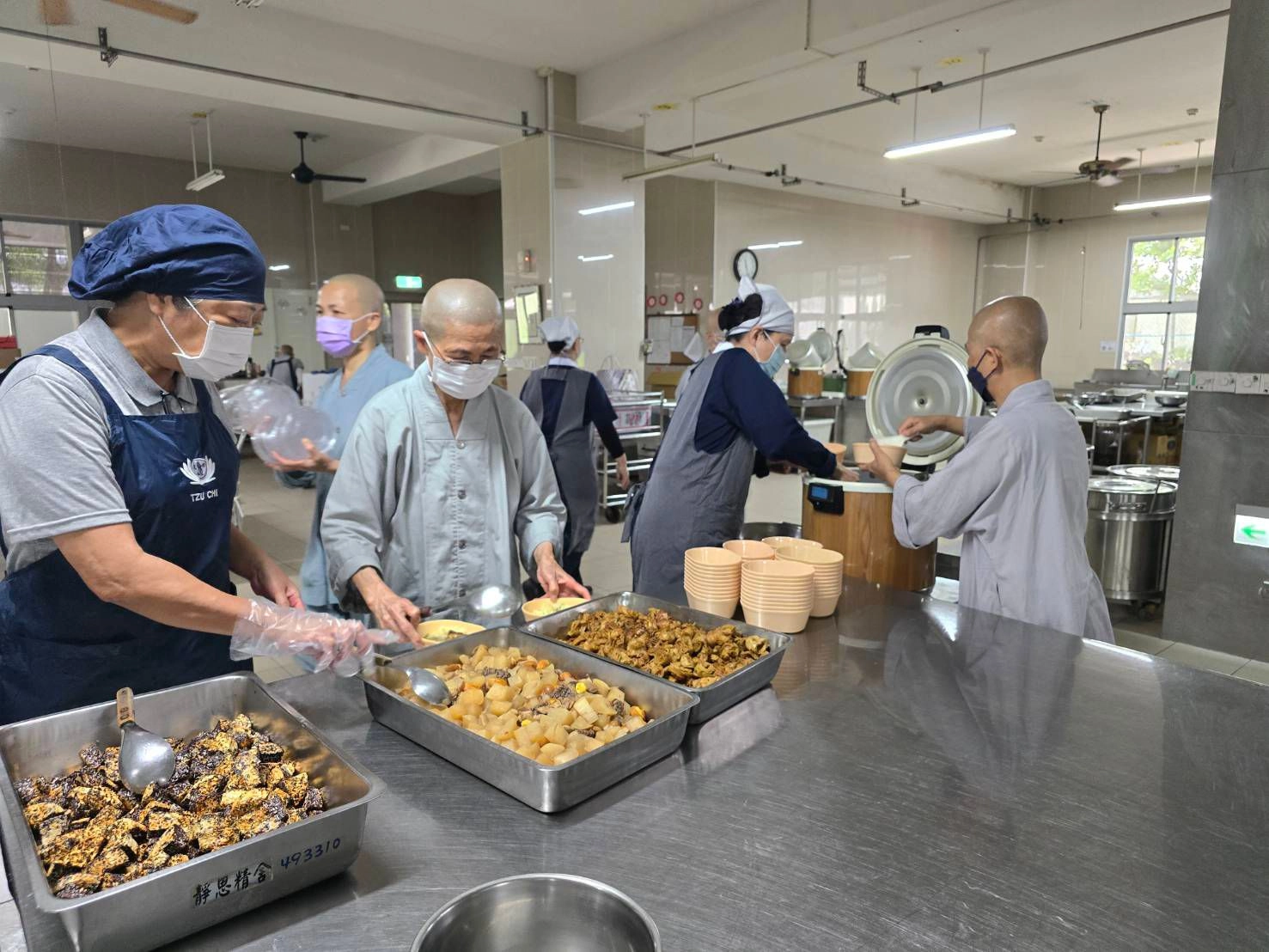 0403花蓮地震發生後，慈濟靜思精舍立即啟動關懷機制，精舍師父立即投入人力製作熱食便當提供救援人員及災民使用。