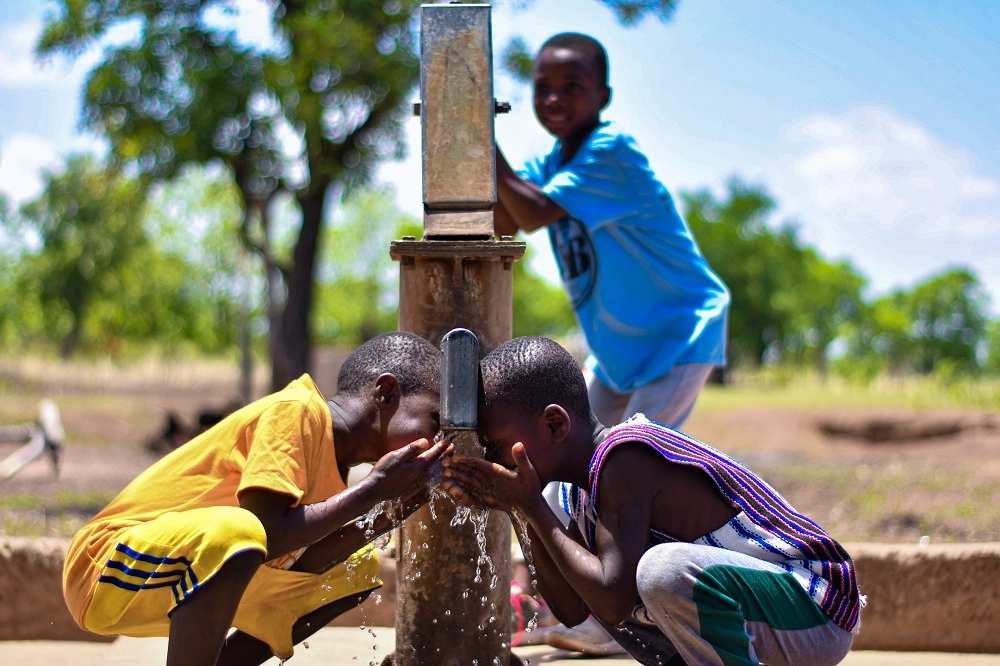 在沒有電力供應的社區中，世界展望會協助設置手動幫浦井，方便居民以成本較低的方式取得乾淨飲用水。（台灣世界展望會提供）