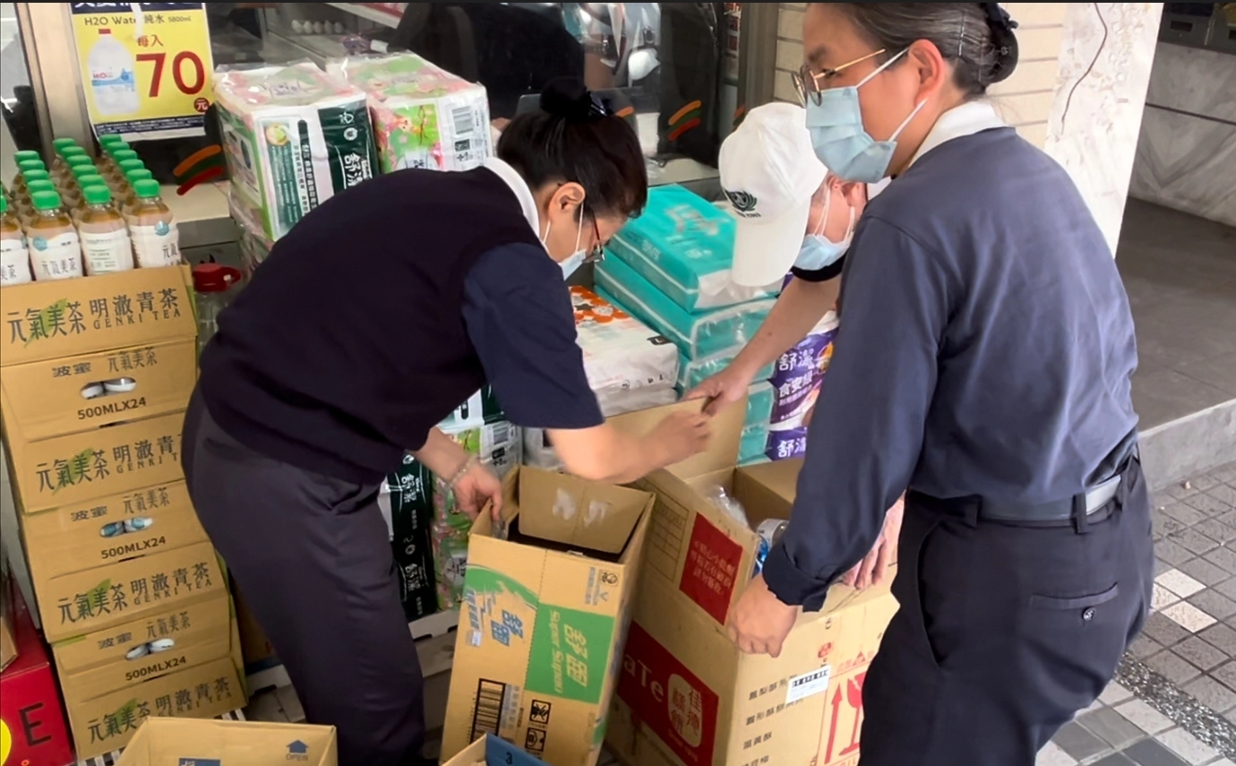 社區慈濟志工整備物資，立即提供現場救災人員。