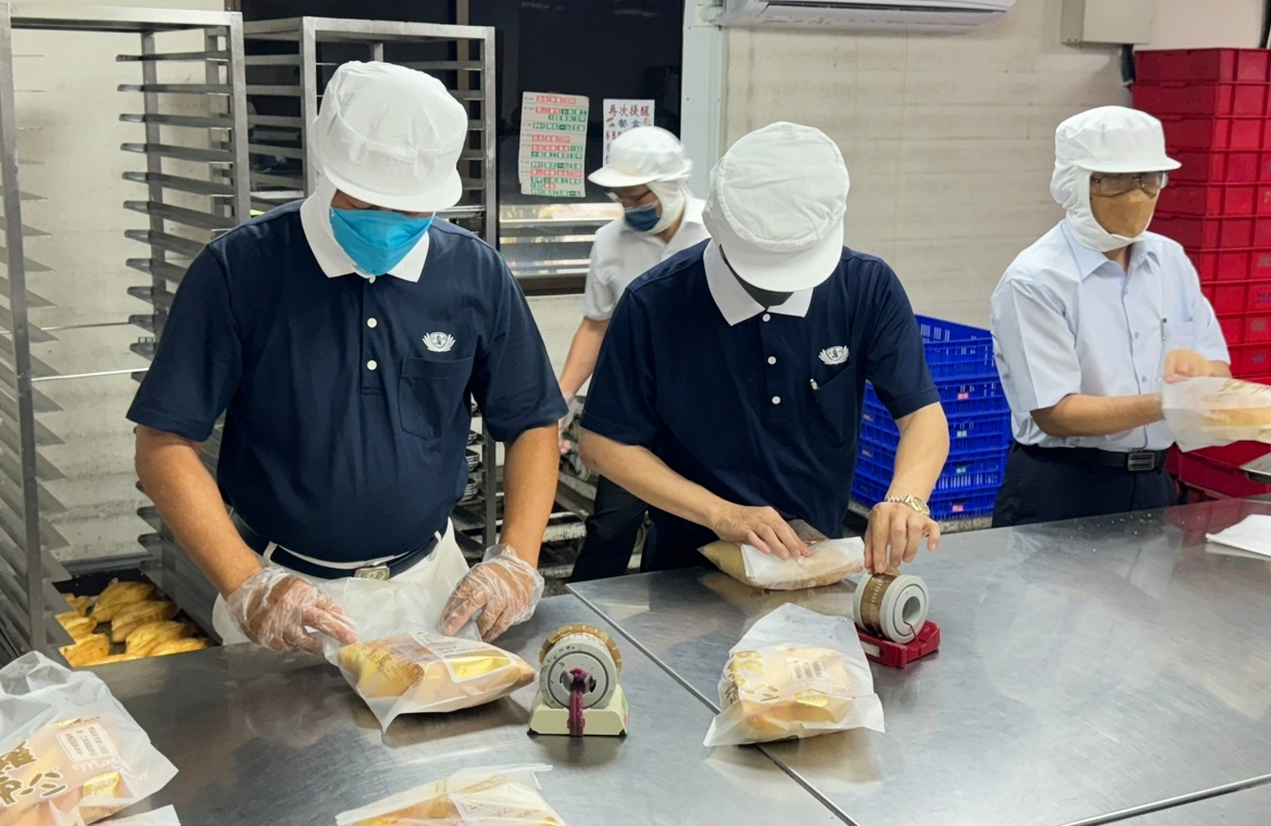 高雄慈濟志工與知名麵包店合作，兩千多個各式麵包暖心到花蓮。