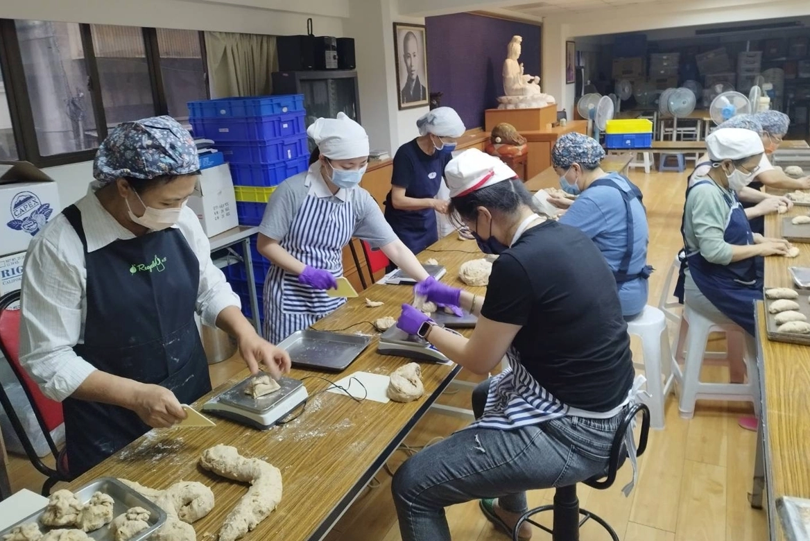 台北市慈濟中山聯絡處有烘焙設備，與台鐵通車時間賽跑，志工自己動手做，盡速送往花蓮。