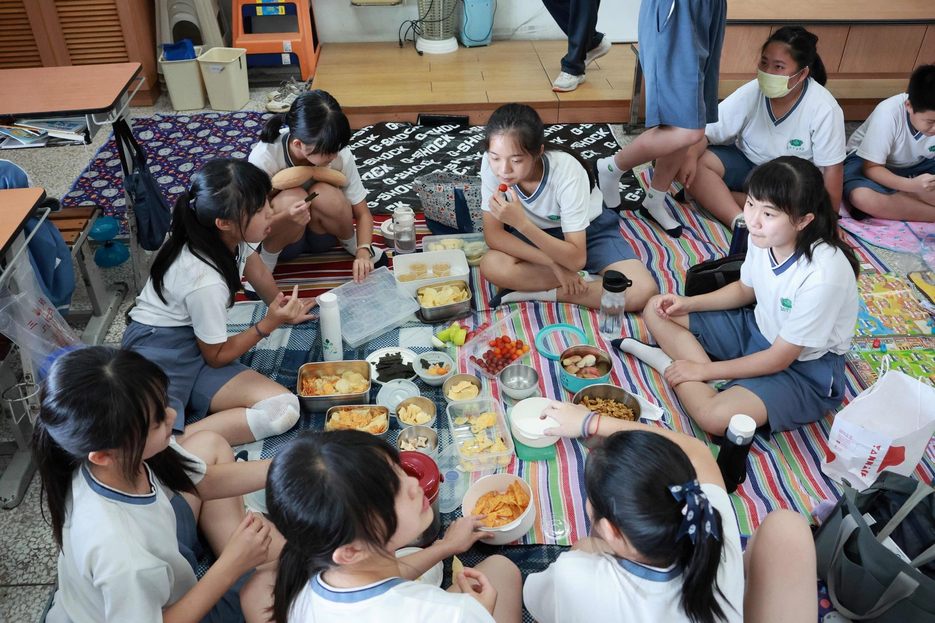 六年級同學在教室舉行無塑野餐，在活動中留下美好的回憶。