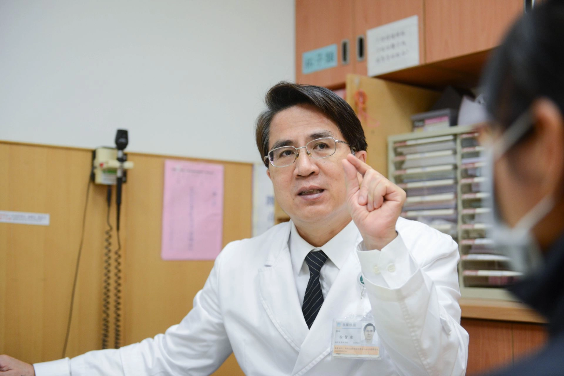 台北慈濟醫院神經外科徐賢達主任看診示意照。