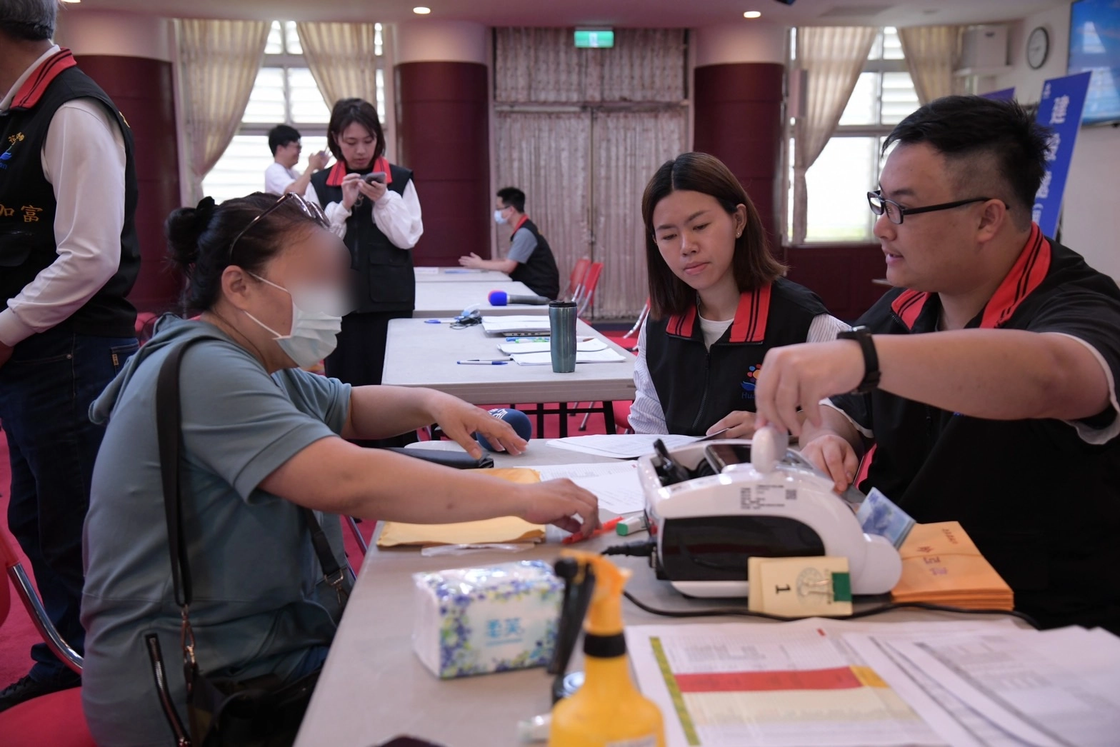 花蓮縣政府8日於縣府大禮堂成立0403震災聯合服務中心，主要提供的服務項目包括災害救助金發給、受災戶租金補貼、各項稅金減免諮商，以及實務申請協助，陪伴鄉親早日回歸生活正軌。