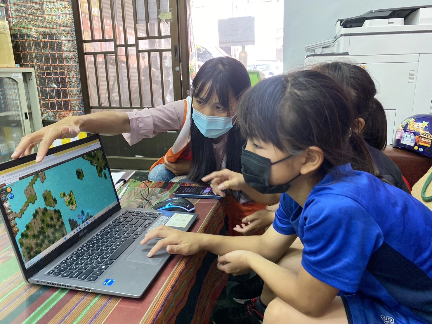 江慧珍社工陪伴孩子透過遊戲學習多元知識。
