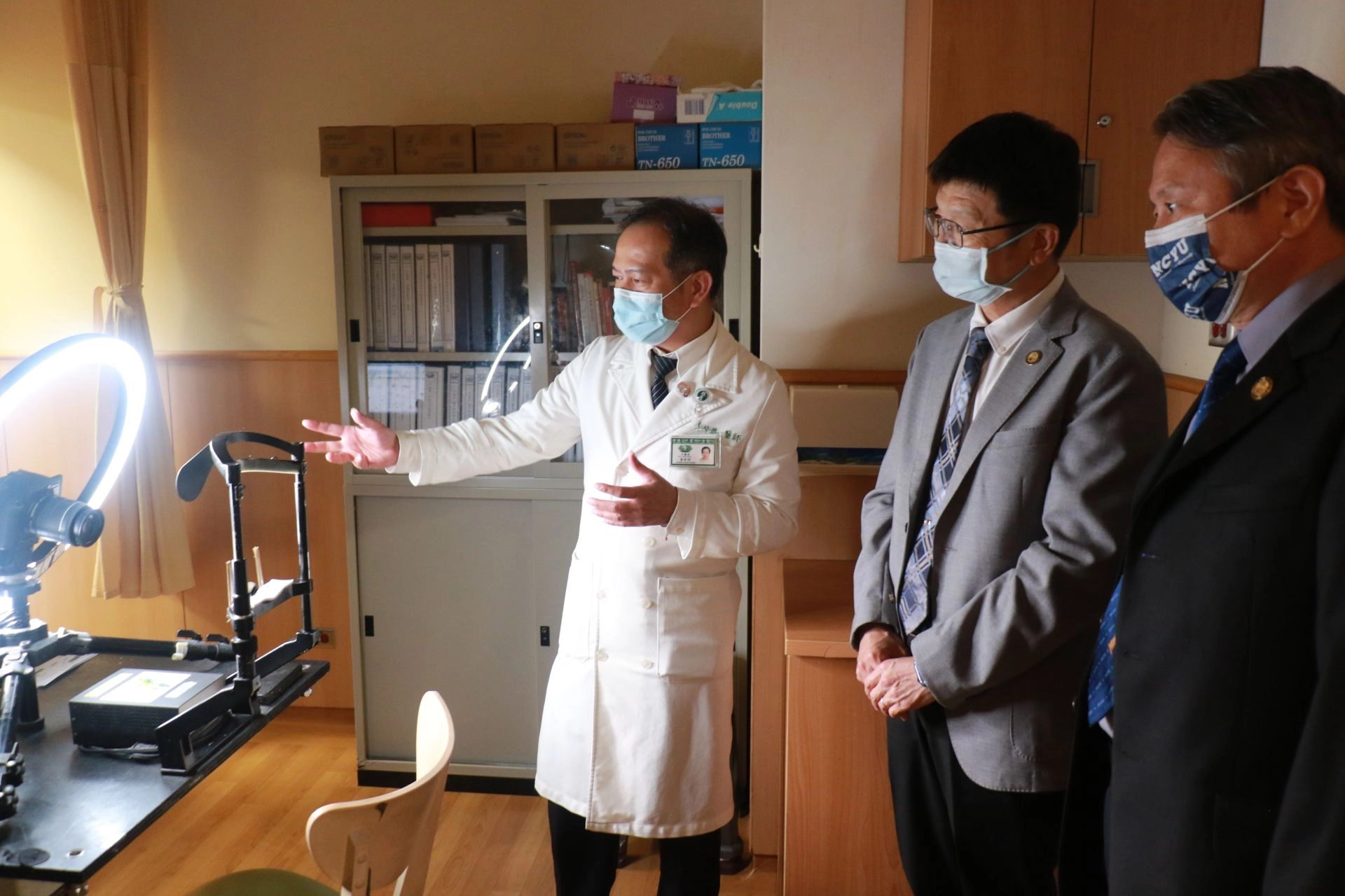 中醫部主任黃仲諄（左）說明舌診設施及實證研究。