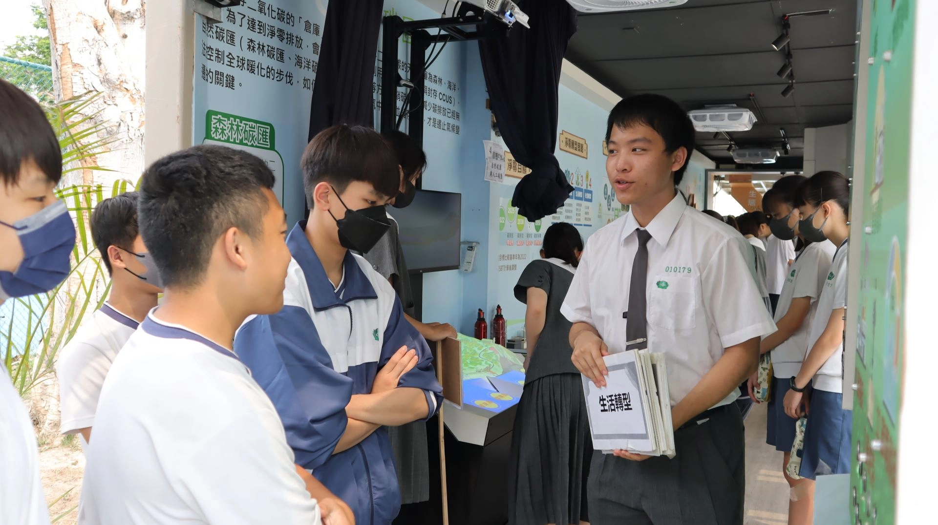 高三導覽志工於4月3日參與淨零未來環保行動車研習，一起協助擔任此次展期的導覽志工。