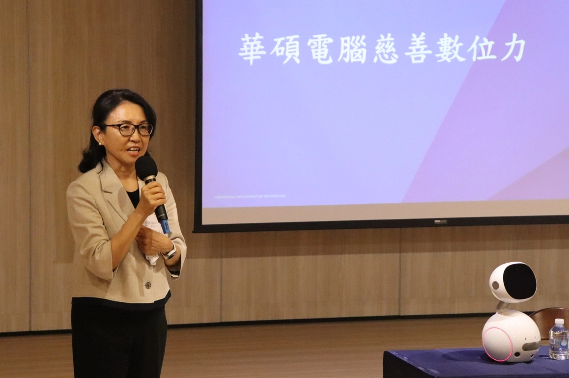 華碩文教基金會魏杏娟執行長分享華碩電腦慈善數位軟實力。