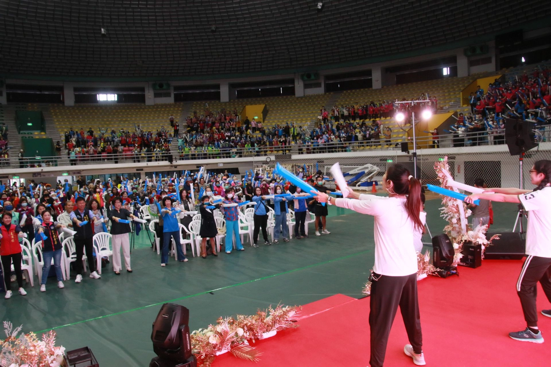 活動開場由臺東大學體適能指導團隊以手持加油棒帶領現場長者齊跳活力暖身操。