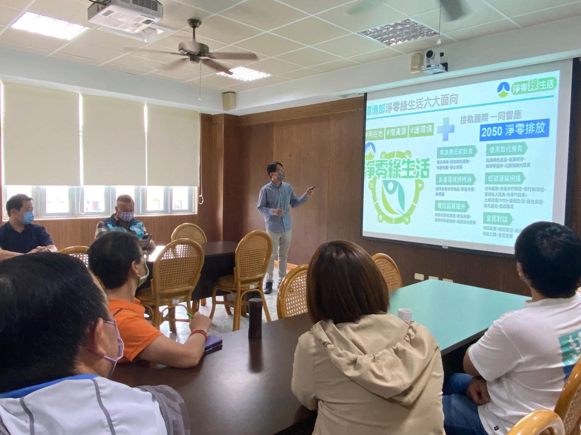 臺南市環境保護局邵柏豪先生向家長們說明環保旅宿及環保餐廳的認證流程。