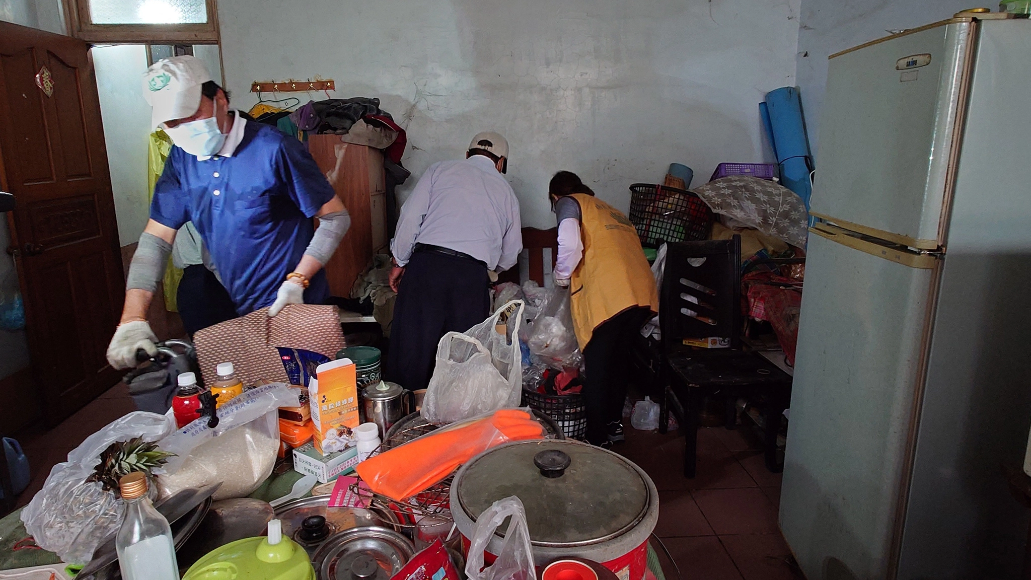 志工打掃髒亂的廚房。