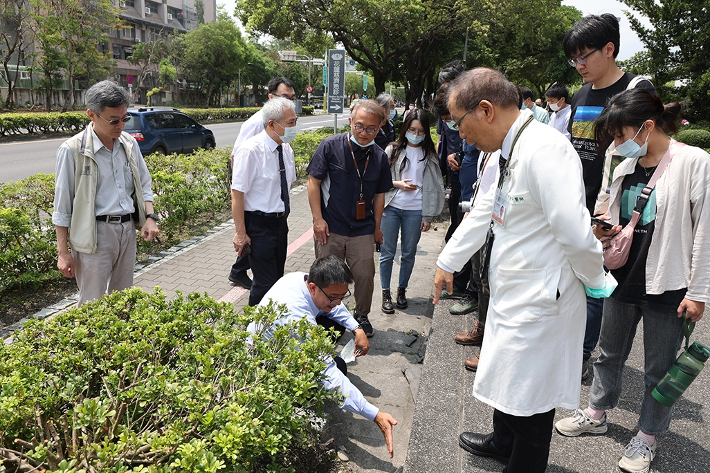 吳彬安副院長、王志鴻副院長、曾繁介副主任、邱聖豪主任等一行人陪同柴駿甫教授等一行人實地了解屬免震建築物設計的合心樓外防震的滑動層變化。