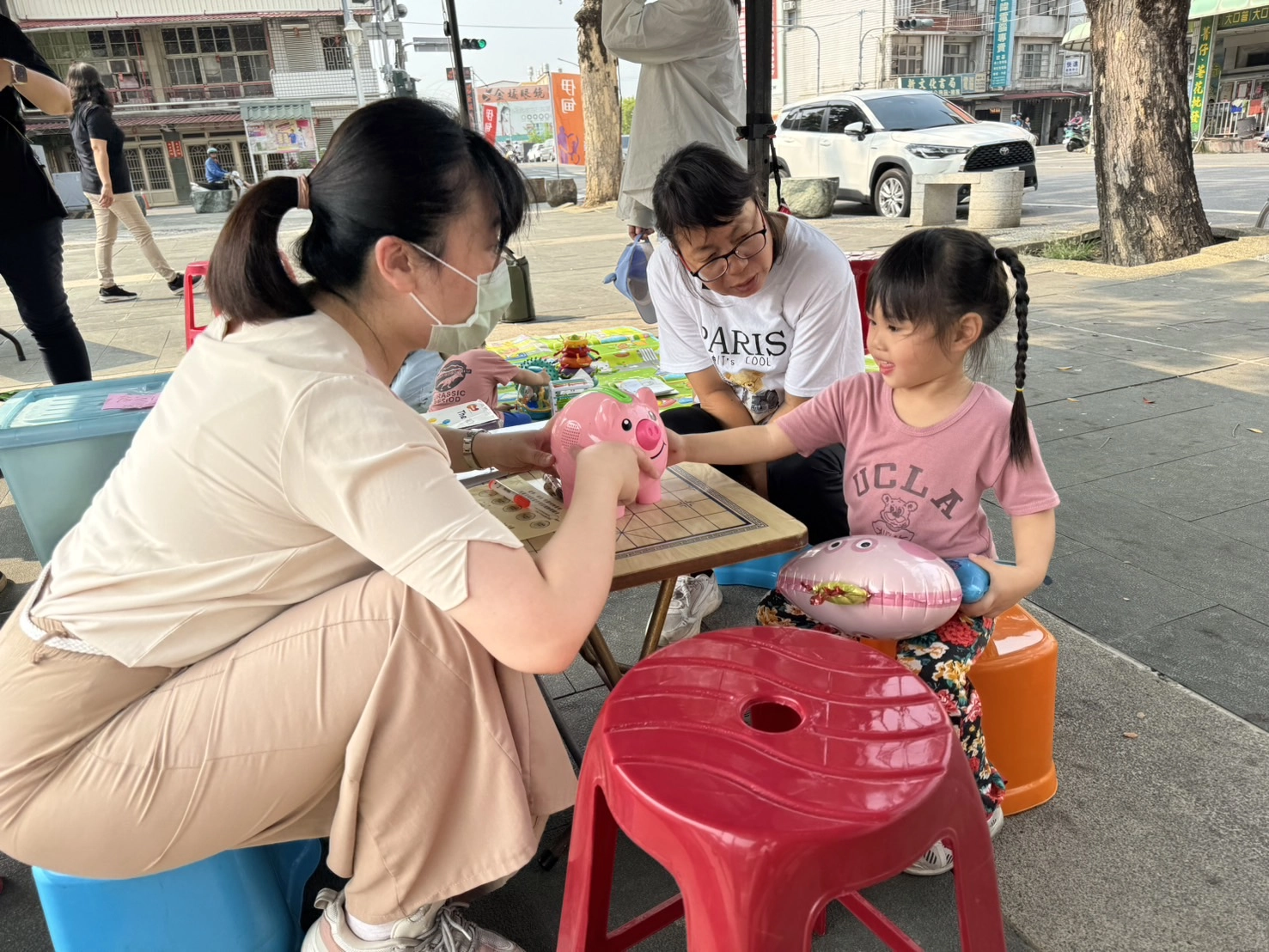 在美濃篩檢活動，邀請義大醫院職能治療師協助幼童複篩。