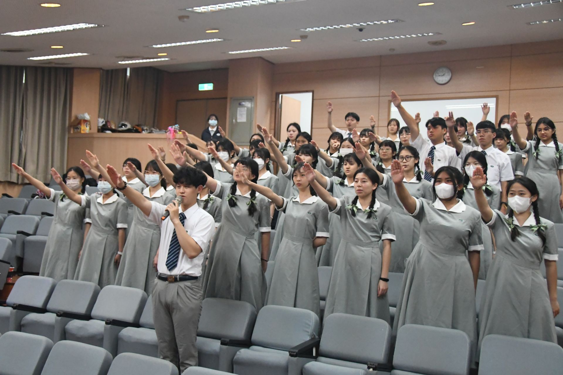 五專護理科三年甲班和丙班84名學生高舉右手，大聲宣誓。