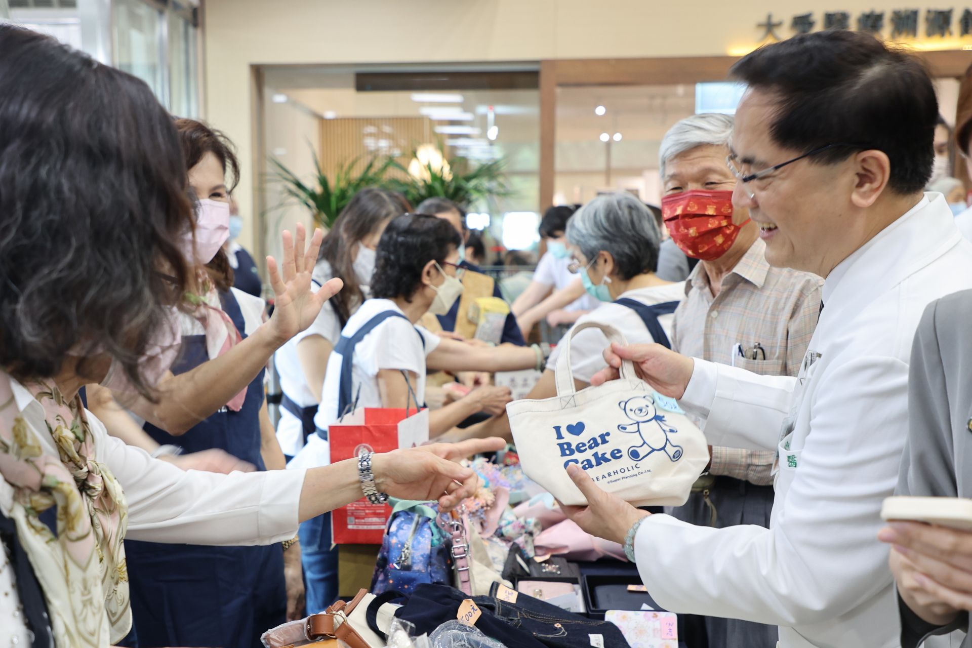 愛心爆棚 花慈醫師眷屬賑災愛心義賣秒殺賣光