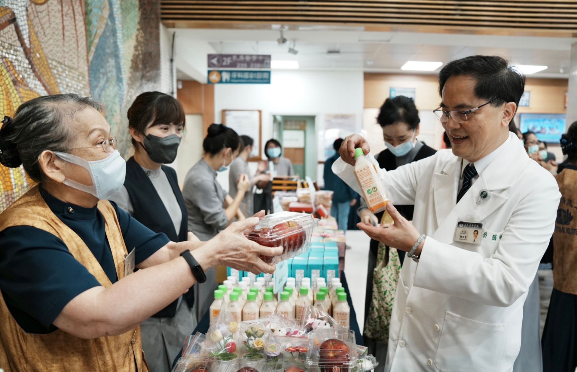 林欣榮院長(右一)表示，花蓮發生這麼大的地震，雖然醫院裡也有許多地方等待修復，但更要為花蓮民眾盡分心力。