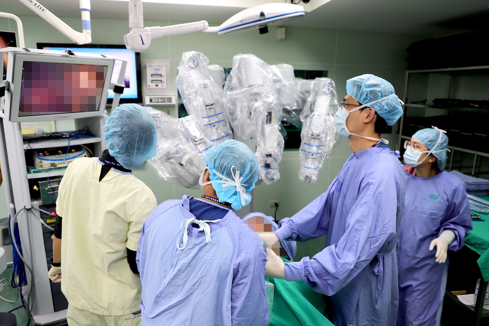 「慈濟達文西全人模擬手術訓練」試運行，由花蓮慈濟醫院胸腔外科鍾秉儒醫師（右二）帶領住院醫師學習。