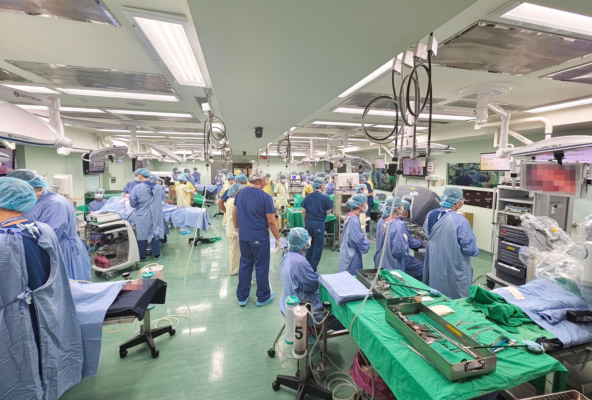 2024年4月17日全臺首創的大體老師達文西全人模擬手術訓練課程於慈濟大學模擬醫學中心進行。