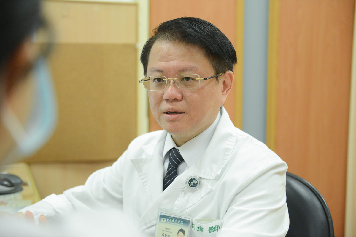 中醫部吳炫璋主任看診示意照。