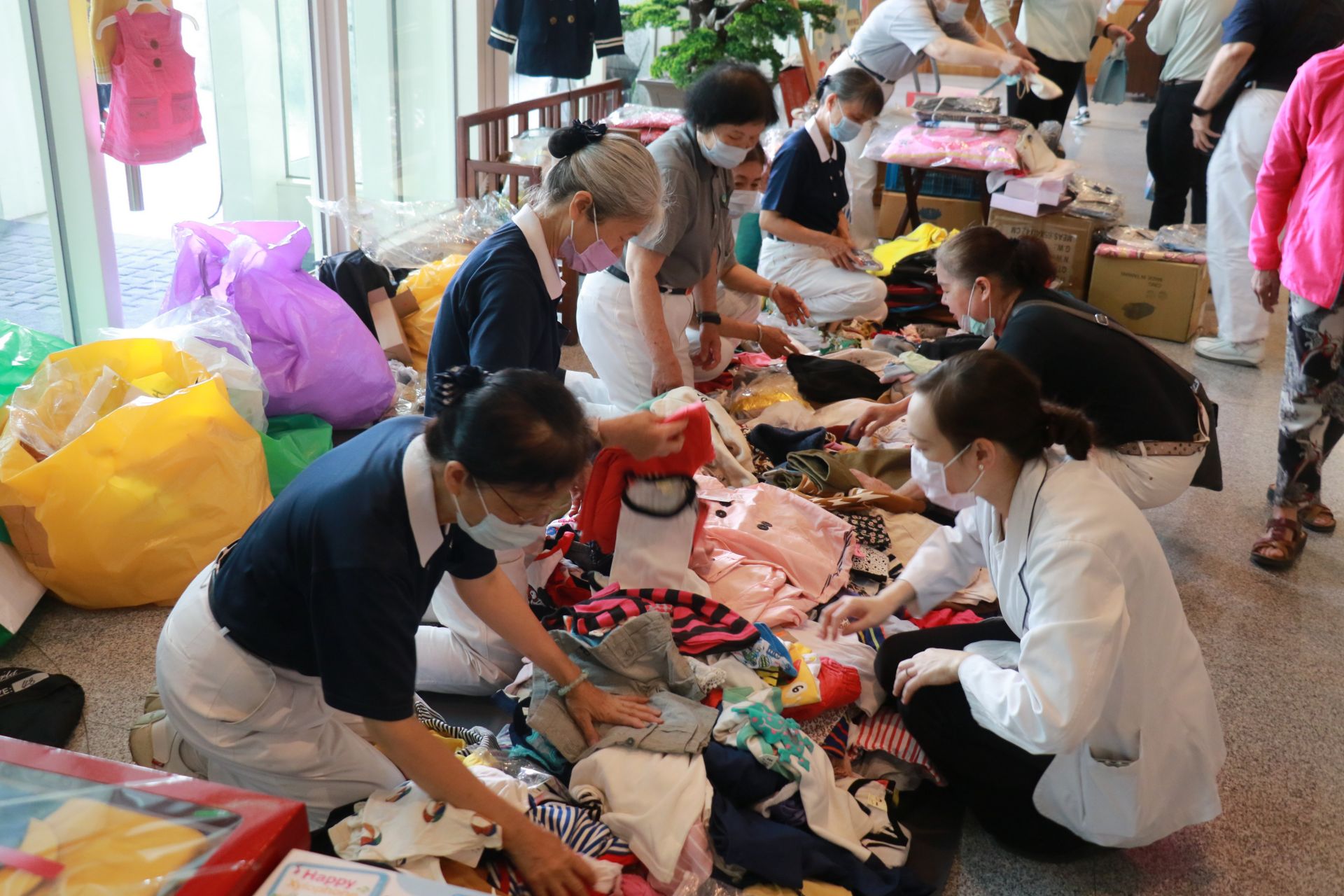 台中慈濟醫院舉辦愛心惜福市集，延續物命還能募愛心援助花蓮地震災民。