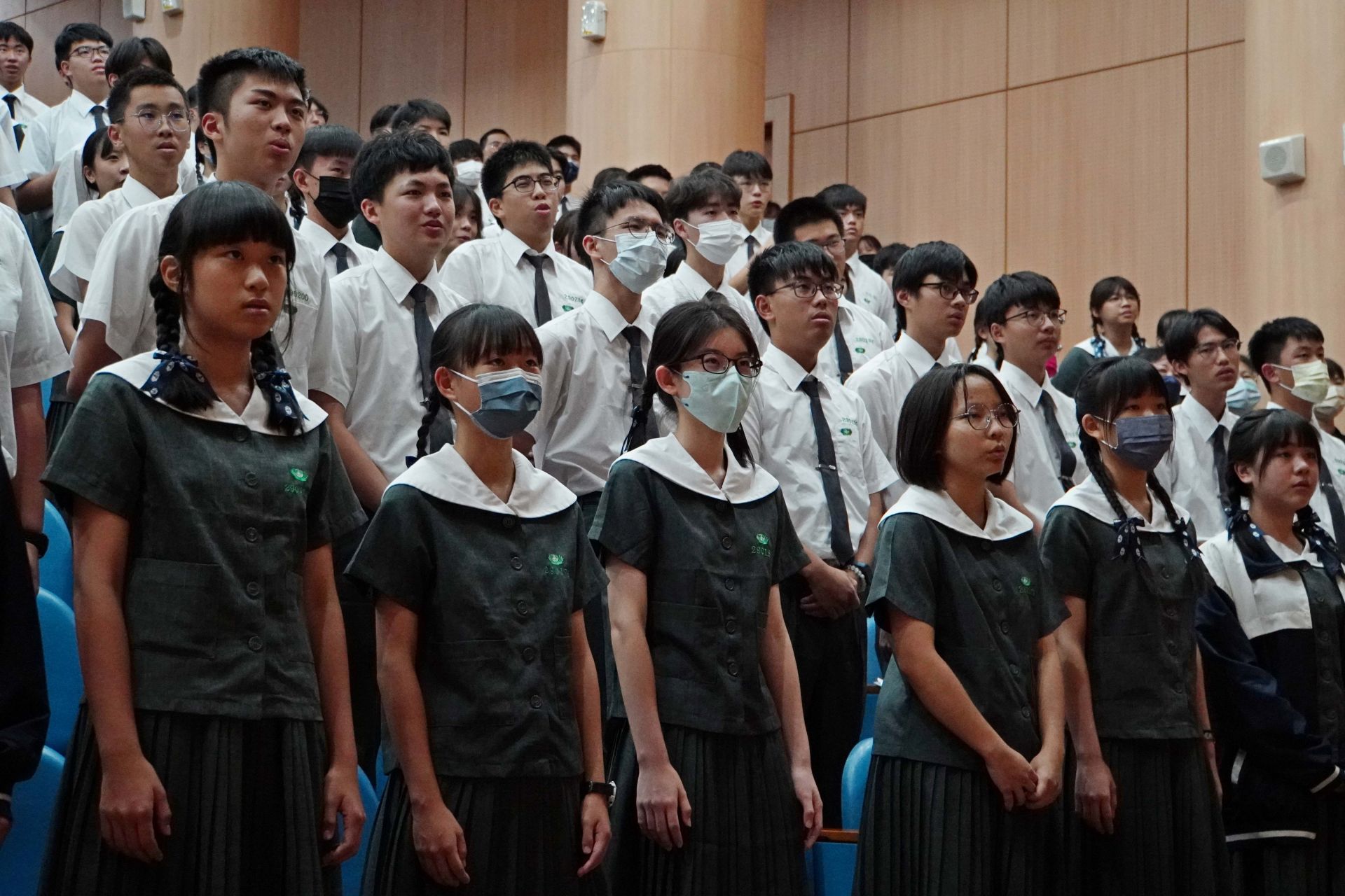 慈濟歌妙手生華手語比賽今年在全體悠揚的校歌樂聲中拉開序幕。