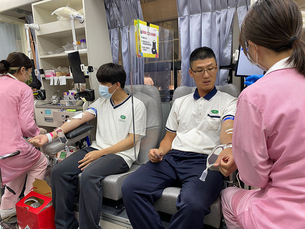 中學部游智耀老師也是定期定量捐血族，捐血不忘向同學宣導健康體魄的重要。