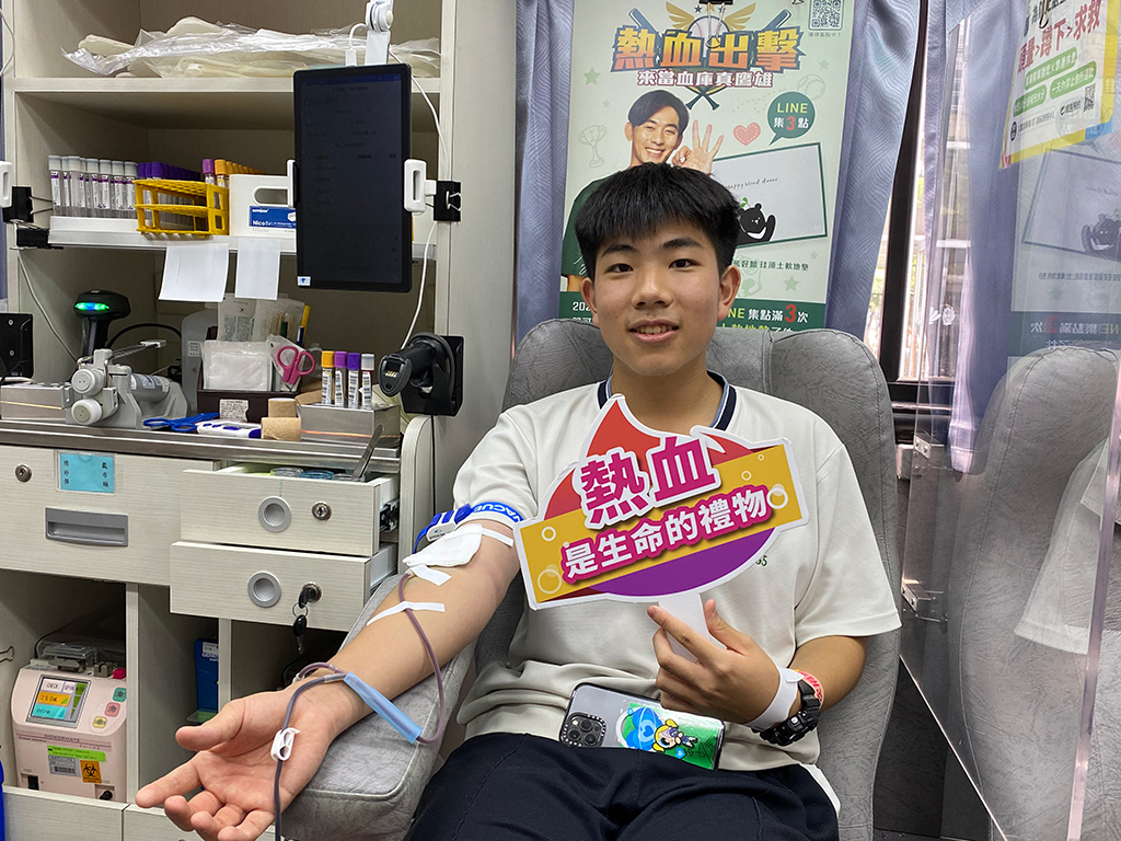 每一袋捐出的血都可能拯救一個微弱的生命，讓第一次成功捐血的子安感動又驕傲。