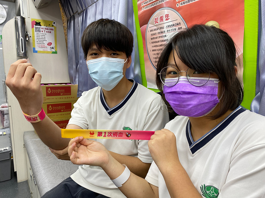 捐血車來到臺南慈濟高中，鼓勵年滿17歲的熱血青年一起來當首捐族！