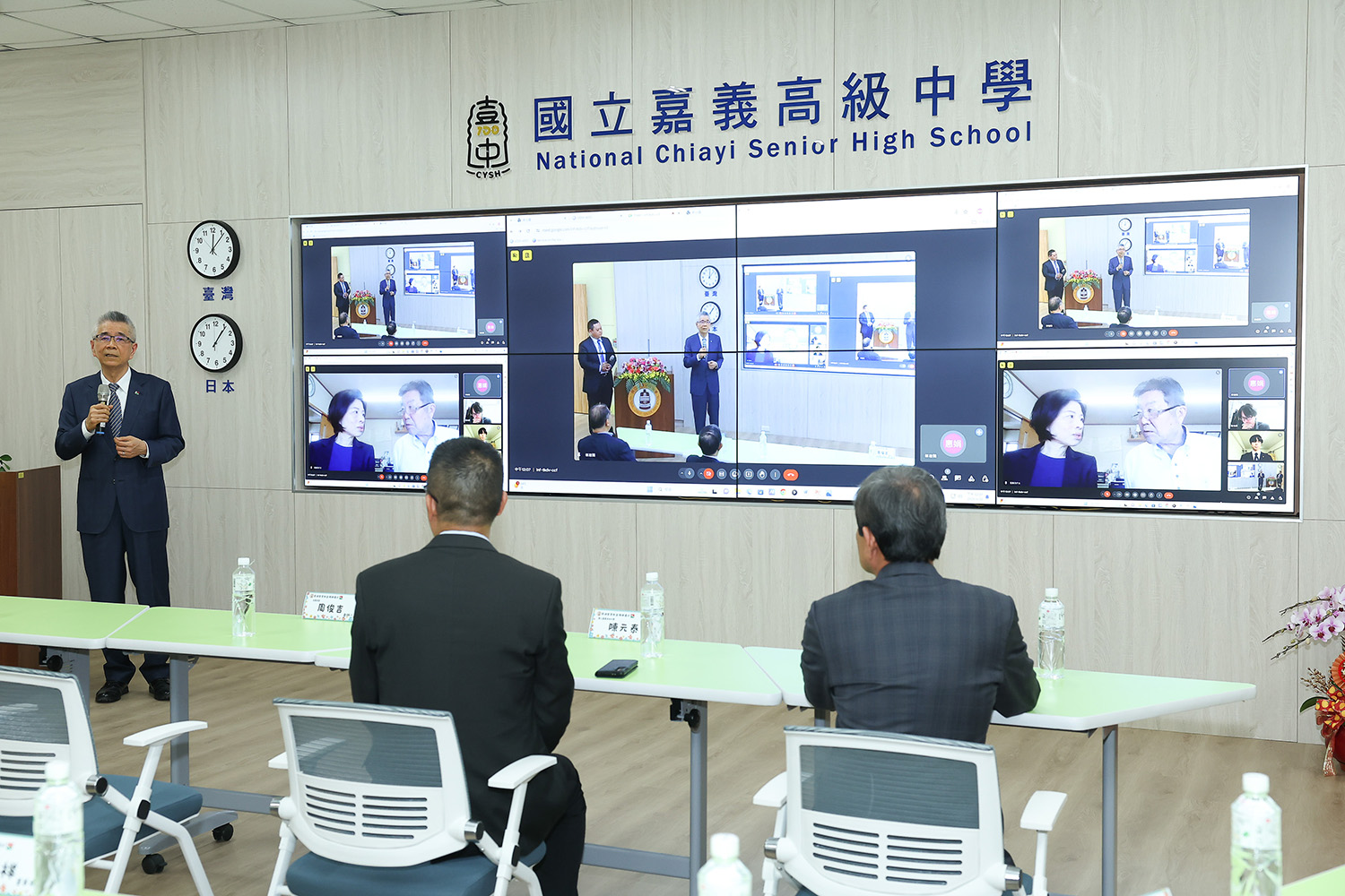 信義房屋捐助國際視訊課程交流教室的相關設備，信義房屋企業集團創辦人周俊吉(左1)以學長身份，出席嘉義高中國際視訊教室揭牌儀式，並鼓勵學弟妹們擴大...