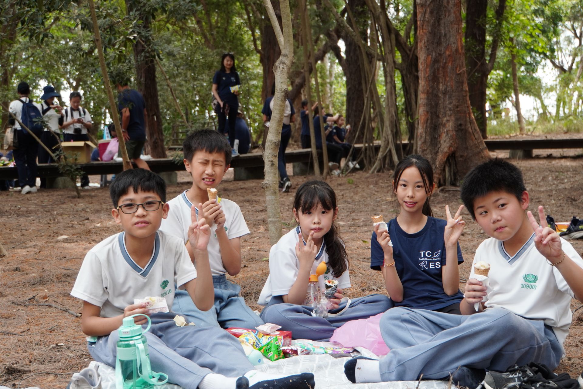 大家坐在五彩繽紛的野餐墊，和美國的學伴在大自然森林中享用美味的飯捲和香甜可口的冰淇淋，也是難得的體驗！