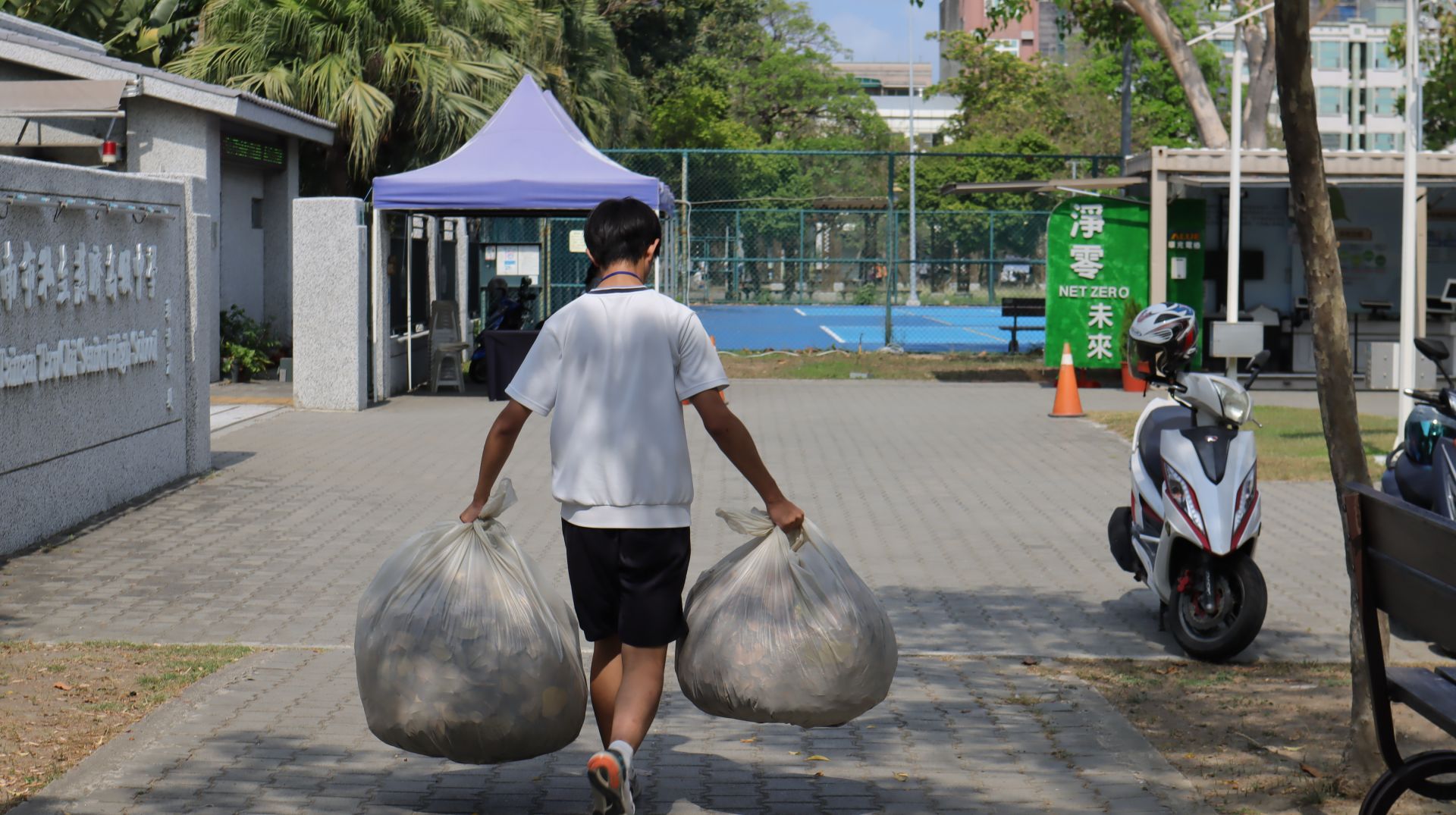 掃街過程中，隊輔學長穿梭各掃區協助垃圾搬運。