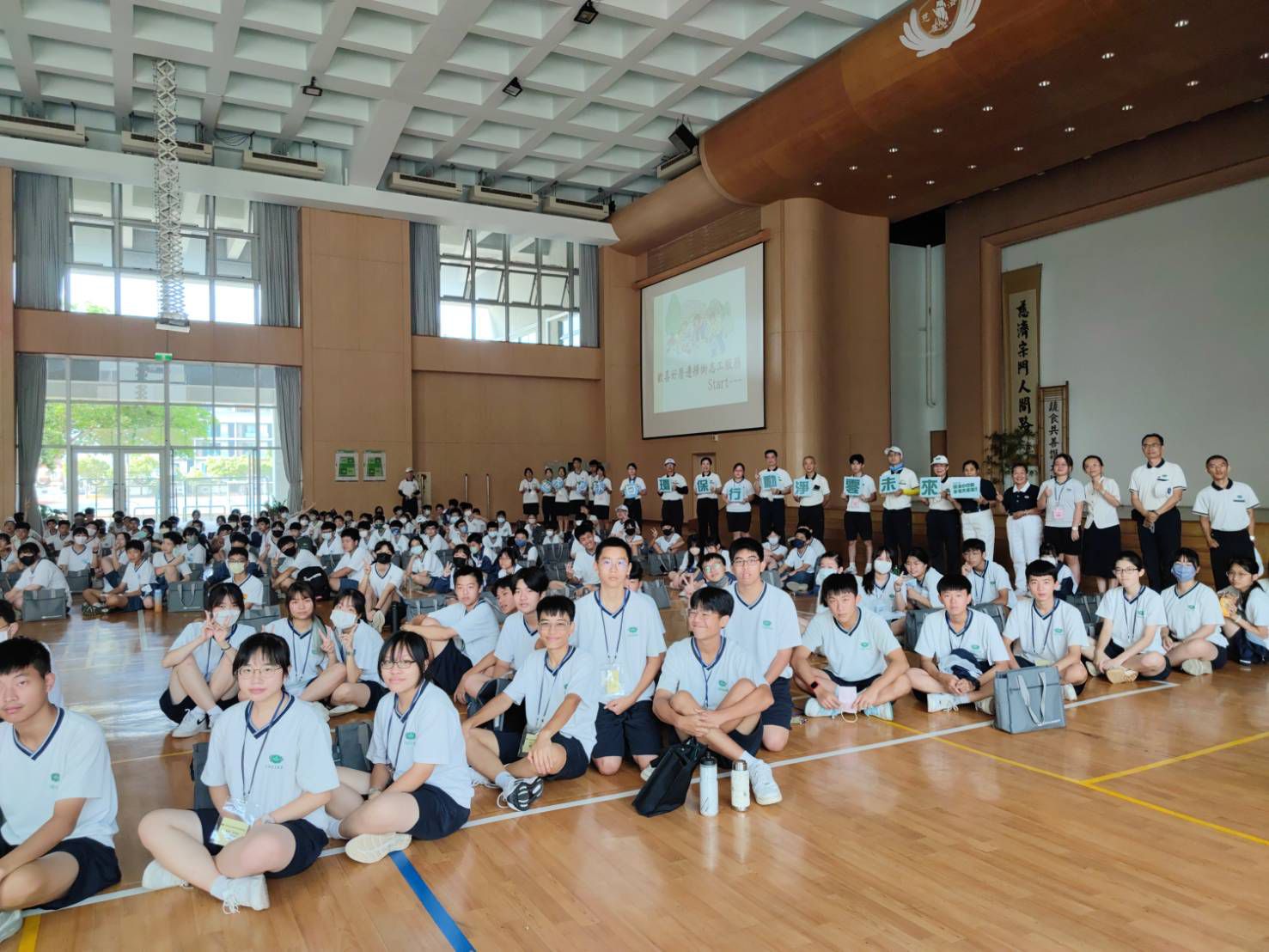 臺南慈中掃街響應世界地球日。