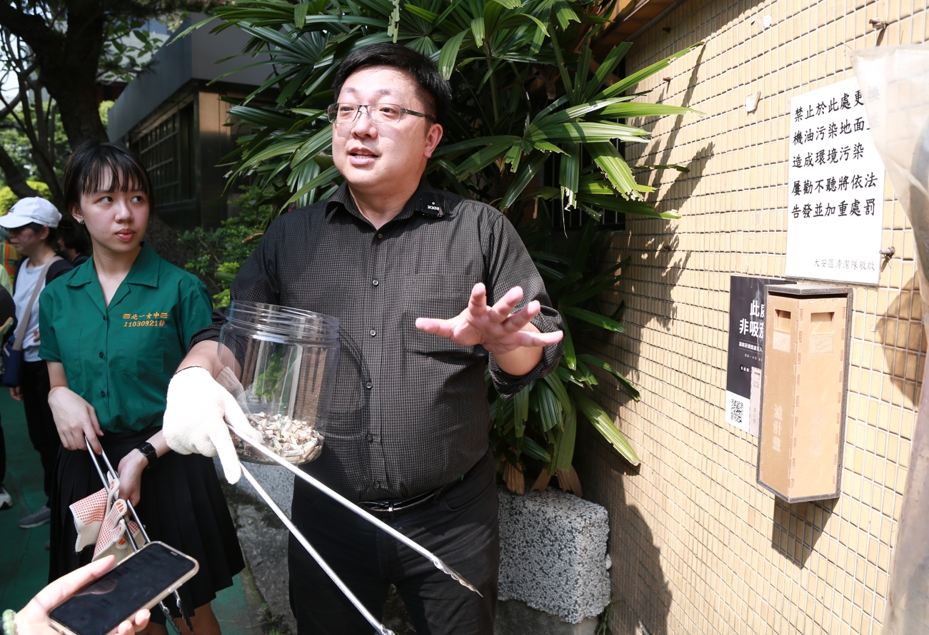 臺北市環保局長徐世勳也帶頭彎腰撿菸蒂，並且說明在昌隆里推動的濾計畫。