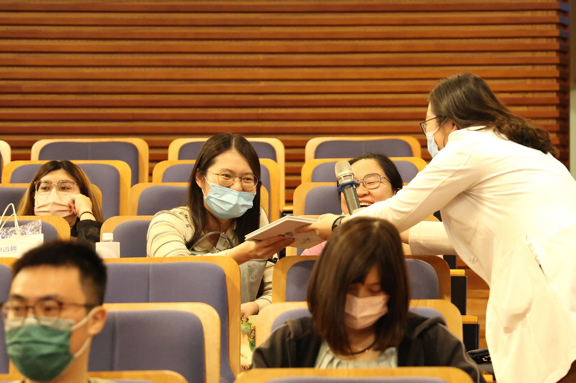 陳姵辰醫師為踴躍參與有獎徵答的媽媽們送上王淑芳老師精選的親子共讀好書。