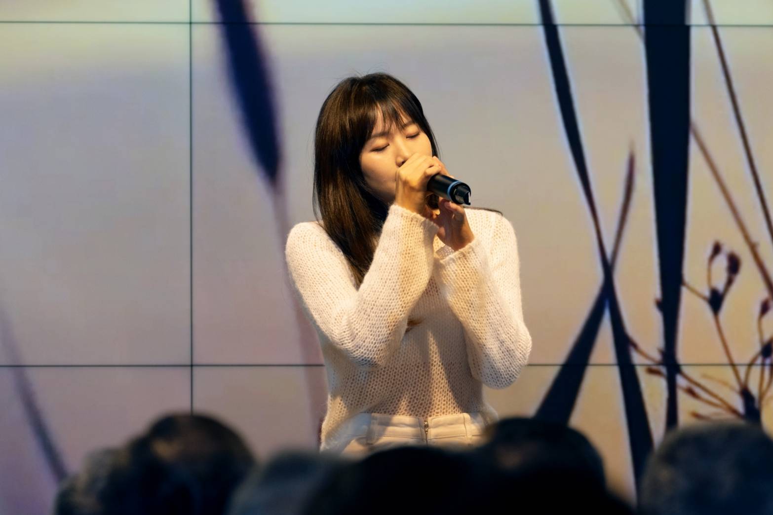 歌手-吳汶芳為儀式線上暖心歌曲《火金姑》。