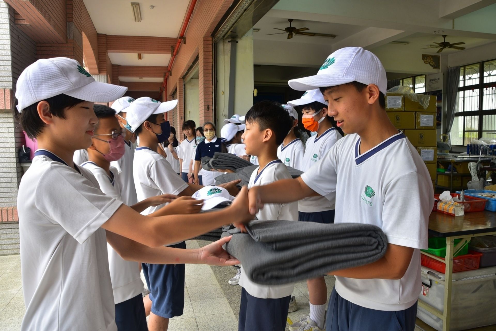 同學們於巧藝坊學習展示慈濟致贈救災毛毯的儀式。