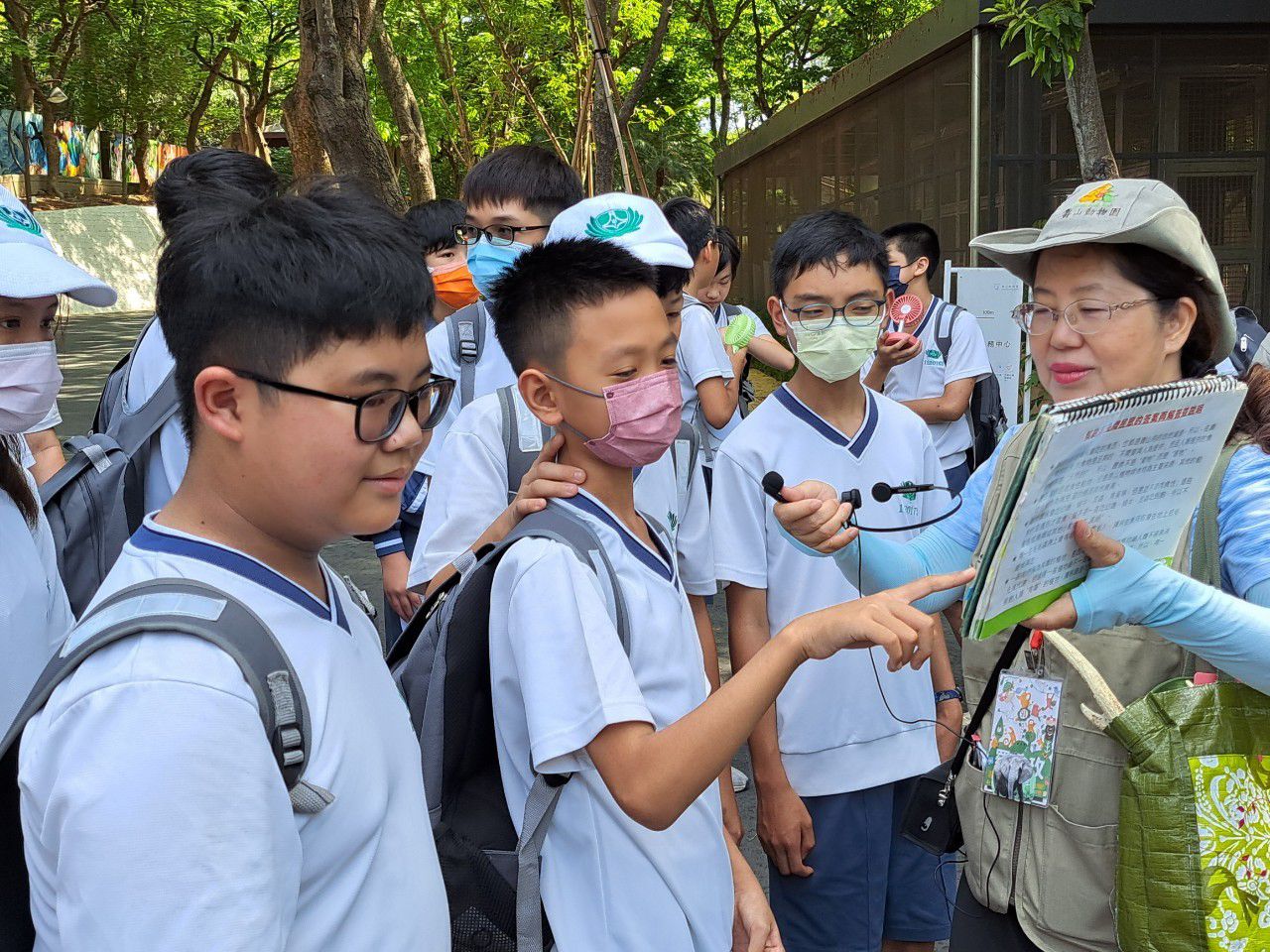 壽山動物園特別派出導覽員向同學介紹動物生態。